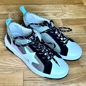 Platform Star Accent Women's Sneakers in Pink, Silver, Black .